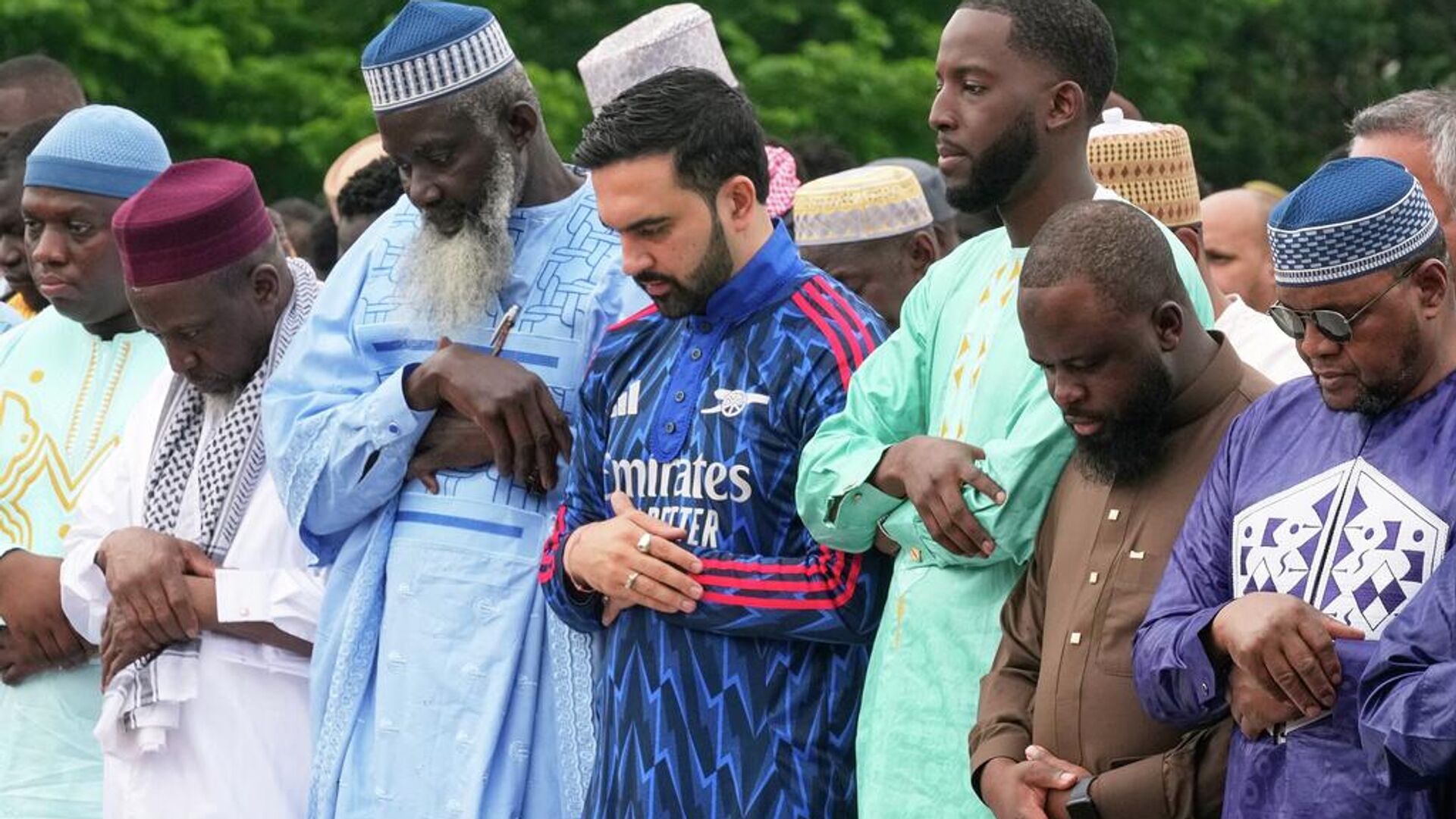 New York Belediye Başkanı Kurban Bayramı Namazına Arsenal Cübbesi Giyerek Katıldı