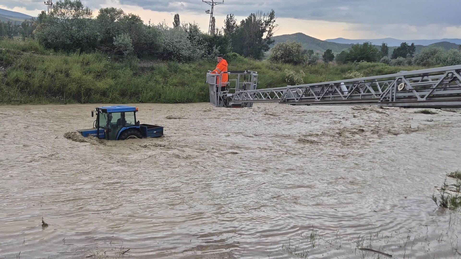 Çorum'da Su Baskını: 13 Yaşındaki Çocuk Traktörle Mahsur Kaldı